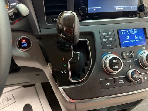 Used 2016 Toyota Sienna XLE Premium image 26