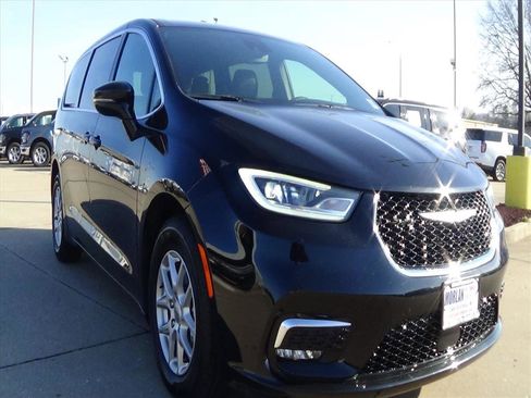 Certified 2025 Chrysler Pacifica Select image 4