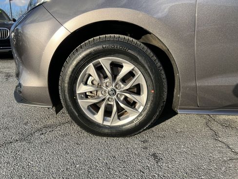 Used 2022 Toyota Sienna XLE image 12
