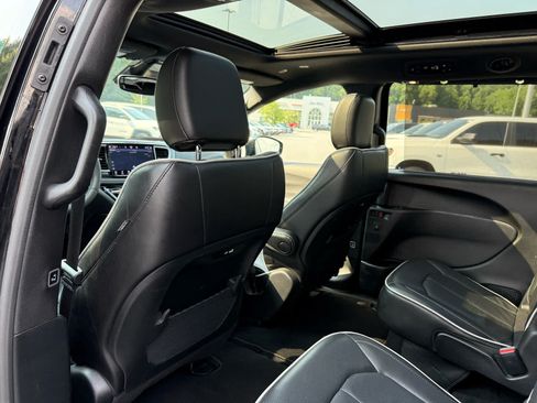 Used 2025 Chrysler Pacifica Limited FWD image 25