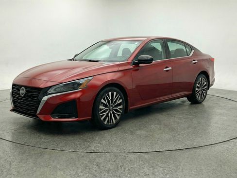 Used 2025 Nissan Altima 2.5 SV image 3