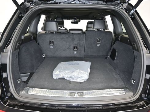 Used 2024 Jeep Grand Cherokee Overland w/ Luxury Tech Group IV image 34