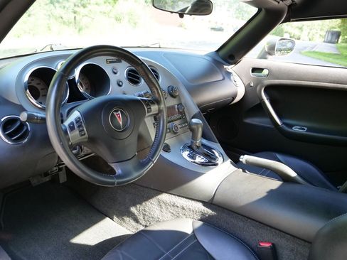Used 2007 Pontiac Solstice Convertible w/ Premium Package RWD image 2
