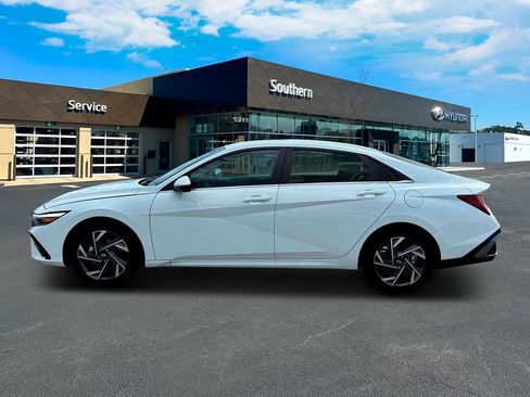New 2025 Hyundai Elantra Limited image 3