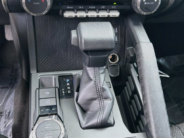 Used 2025 Toyota 4Runner SR5 AWD/4WD image 17