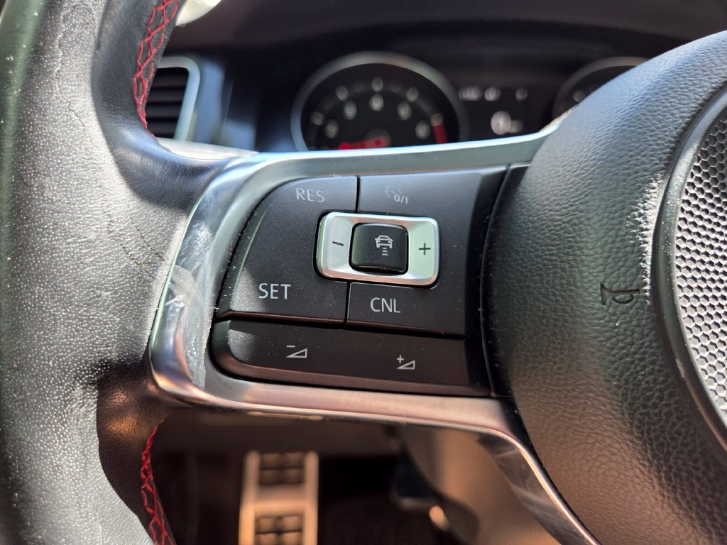 Used 2017 Volkswagen Golf 4-Door FWD image 13