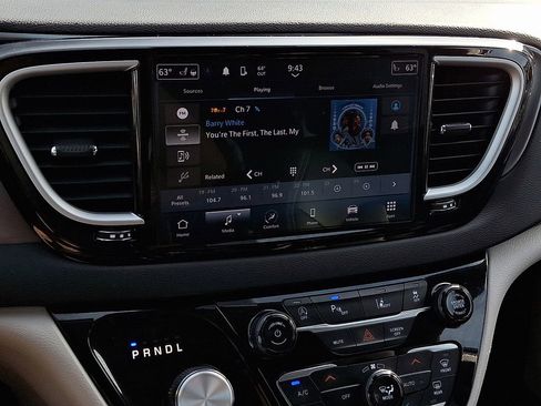 Used 2024 Chrysler Pacifica Touring-L image 19