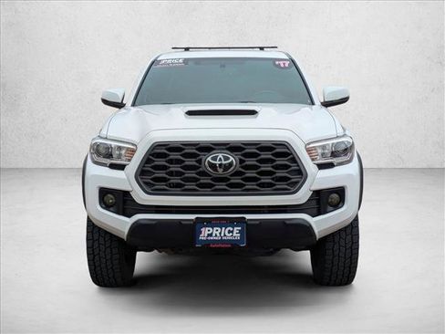 Used 2017 Toyota Tacoma TRD Off-Road AWD/4WD image 2