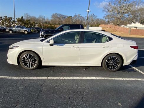 Used 2025 Toyota Camry XLE image 4