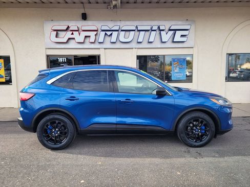 Used 2022 Ford Escape SE image 3