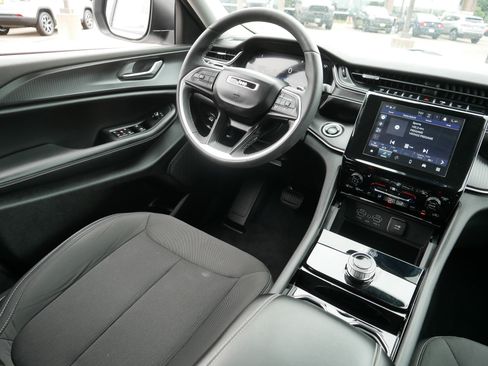 Used 2023 Jeep Grand Cherokee Laredo w/ Luxury Tech Group I AWD/4WD image 9