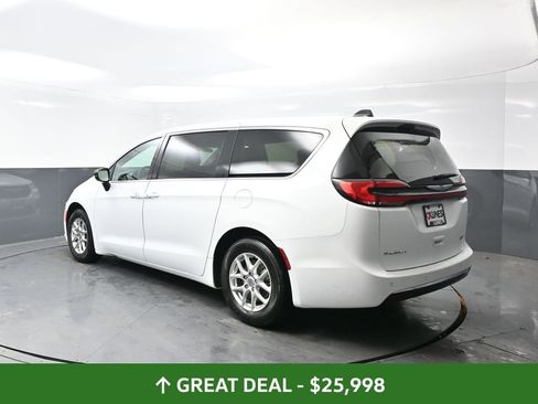 Used 2024 Chrysler Pacifica Touring-L image 11