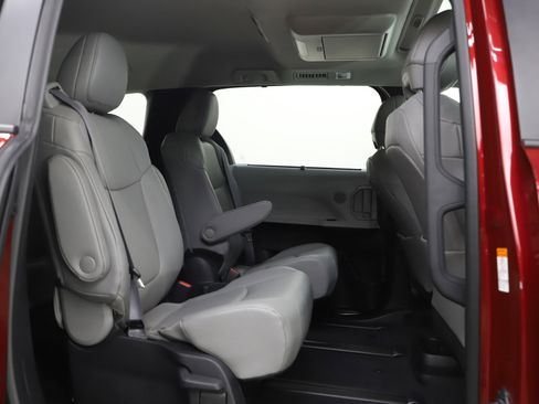 Used 2025 Toyota Sienna XLE w/ XLE Plus Package image 13