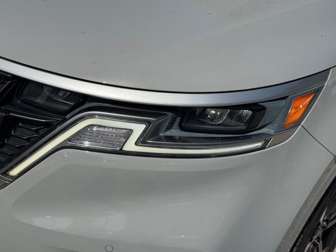 Certified 2024 Kia Carnival EX FWD image 11