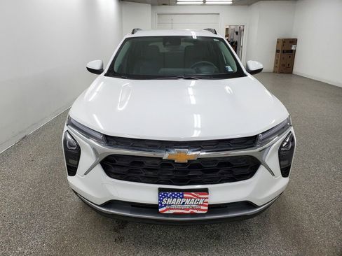 Used 2025 Chevrolet Trax LT w/ LT Convenience Package image 2