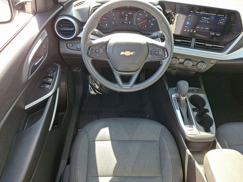 Used 2025 Chevrolet Trax LS image 12