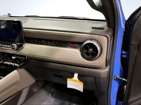 Used 2025 Chevrolet Colorado ZR2 w/ Technology Package image 17