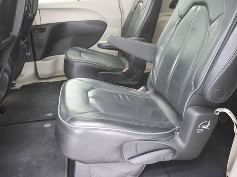 Used 2019 Chrysler Pacifica Limited w/ Tire & Wheel Group image 9