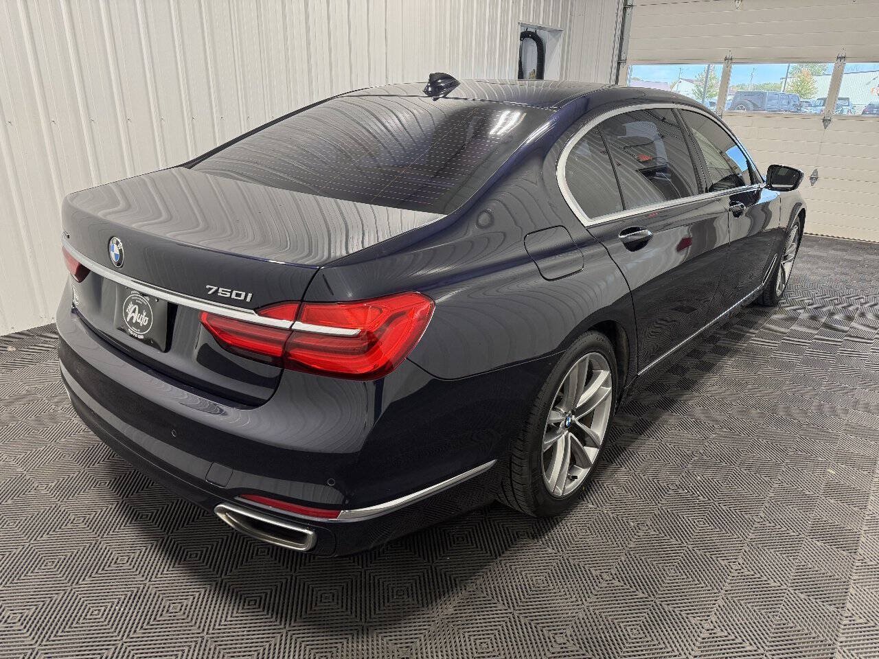 Used 2019 BMW 750i xDrive w/ Executive Package AWD/4WD image 3