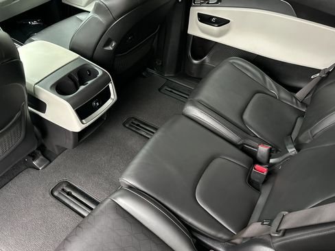 Used 2024 Kia Carnival LX image 12