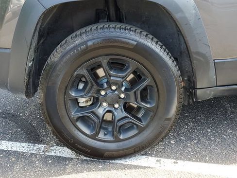 Used 2019 Jeep Cherokee Trailhawk AWD/4WD image 5