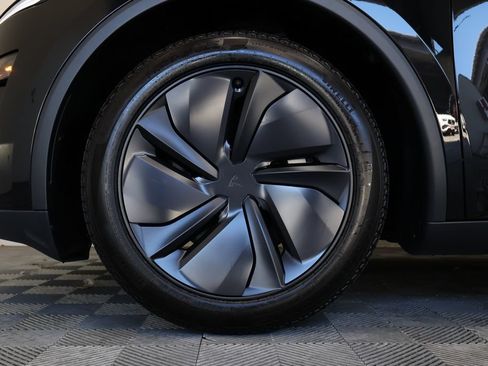 Used 2026 Tesla Model Y 2WD image 9