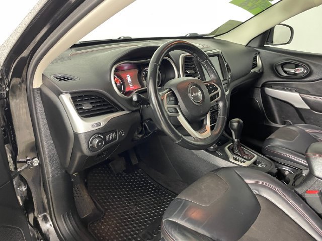 Used 2017 Jeep Cherokee Trailhawk w/ Comfort/Convenience Group AWD/4WD image 3