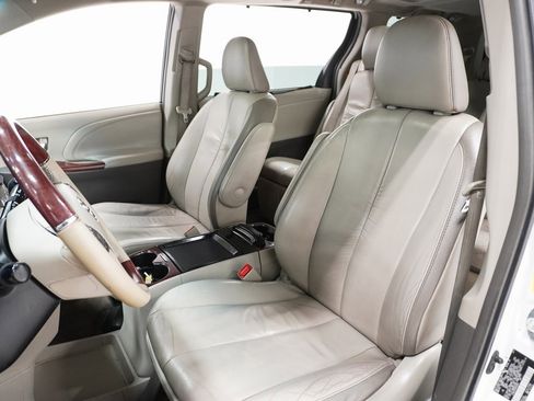 Used 2011 Toyota Sienna Limited w/ Premium Pkg image 12