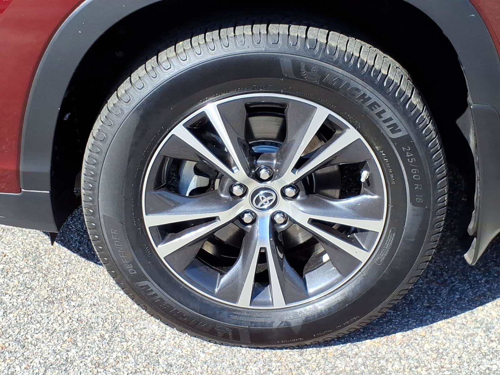 Used 2019 Toyota Highlander LE AWD/4WD image 4