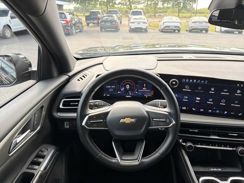 Used 2025 Chevrolet Traverse LT FWD image 19
