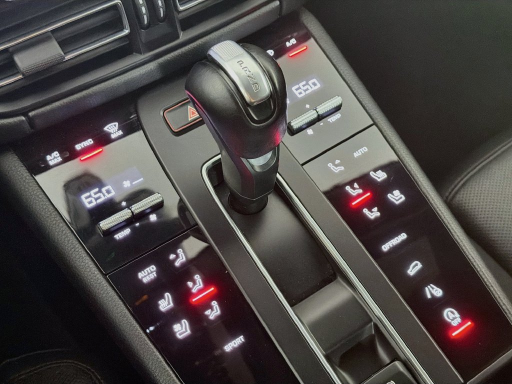 Certified 2023 Porsche Macan AWD/4WD image 18