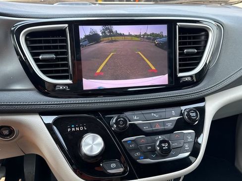 Used 2024 Chrysler Pacifica Limited FWD image 27