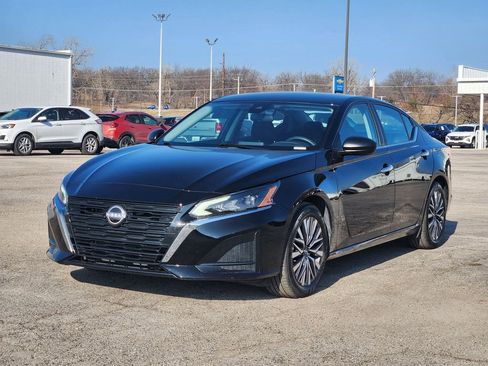 Used 2025 Nissan Altima 2.5 SV image 3