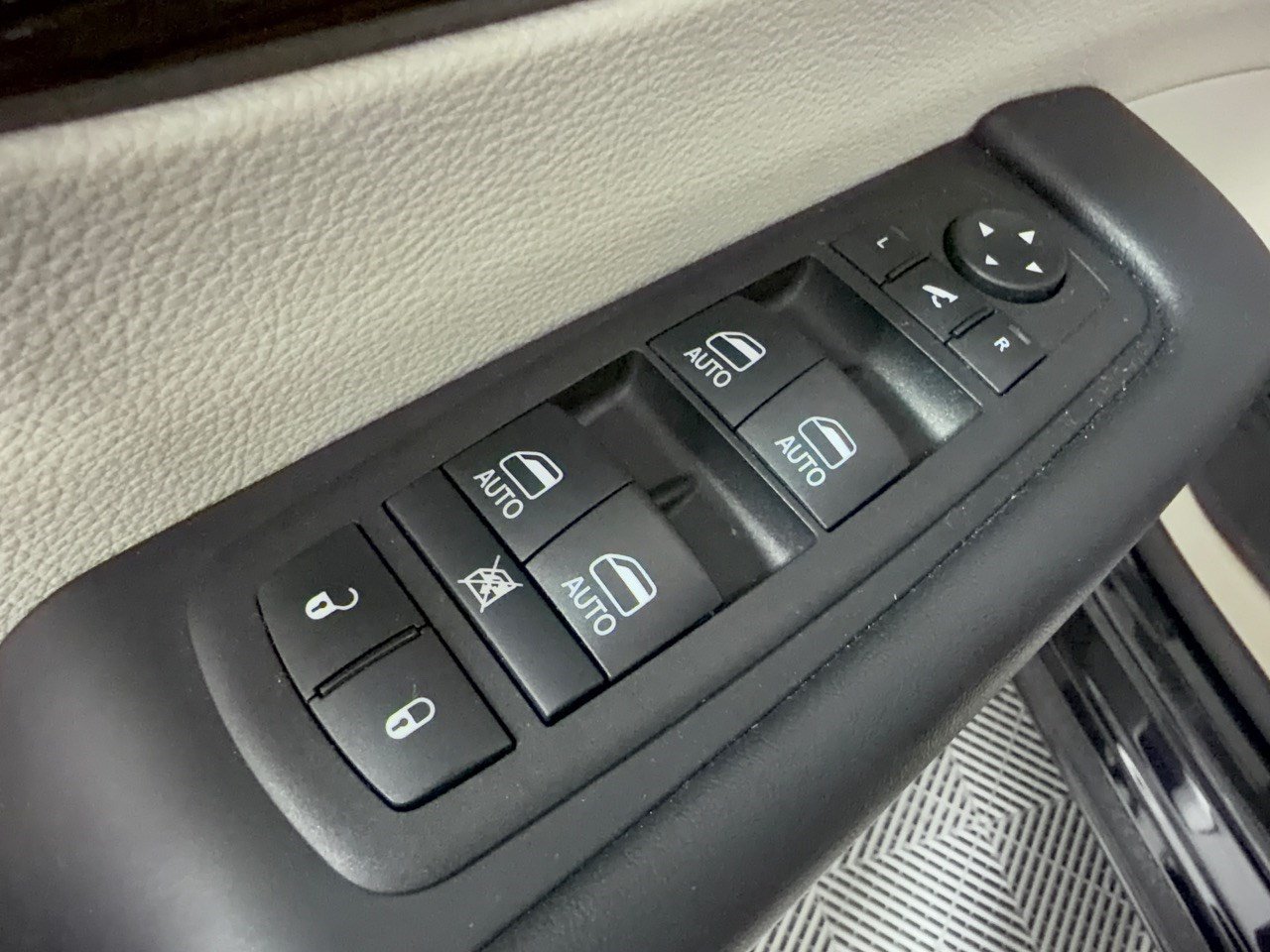 Used 2024 Chrysler Pacifica Limited FWD image 15