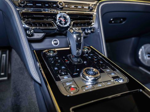 Used 2024 Bentley Flying Spur V8 image 40