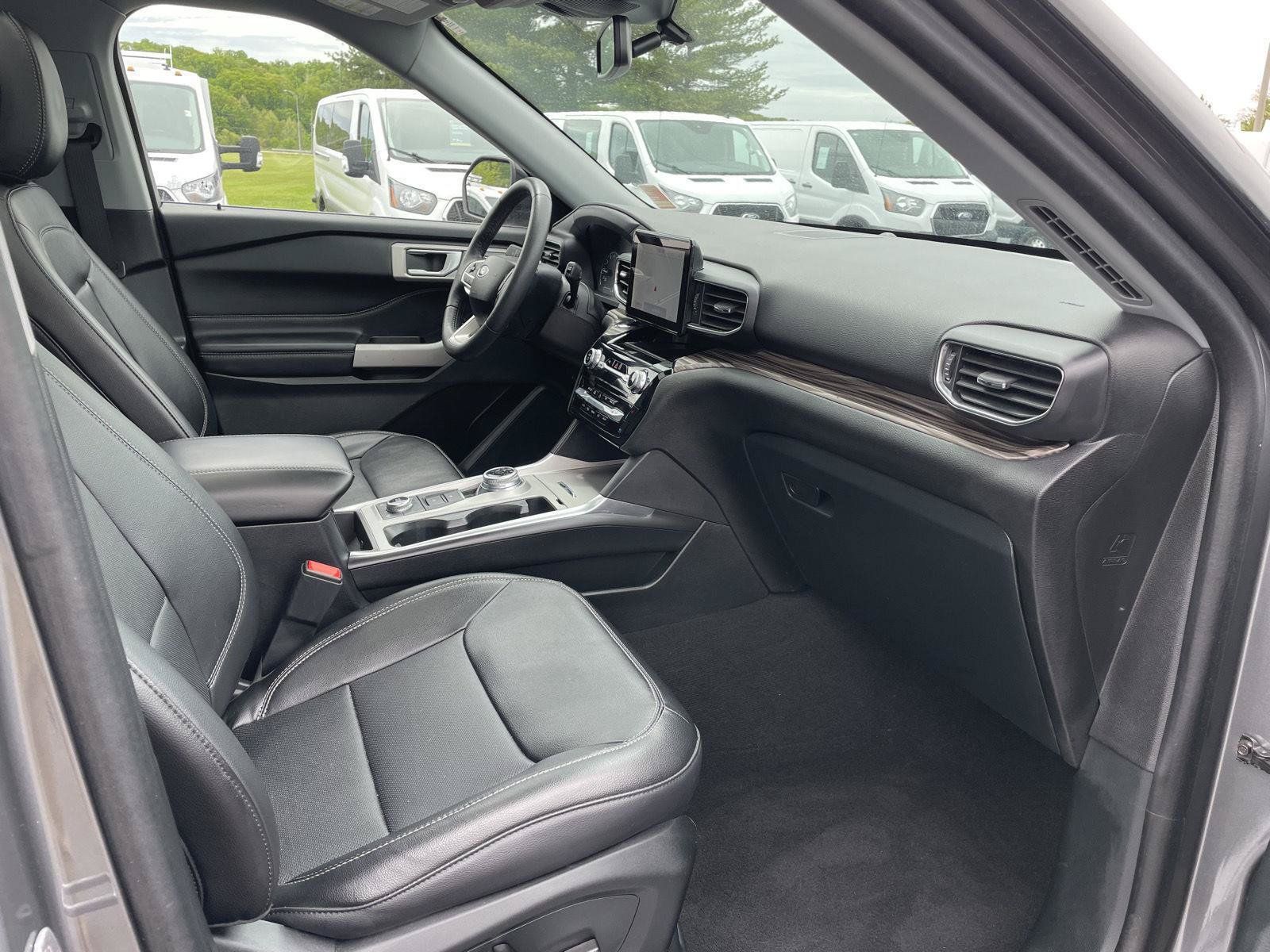 Used 2024 Ford Explorer Limited w/ Equipment Group 301A AWD/4WD image 27