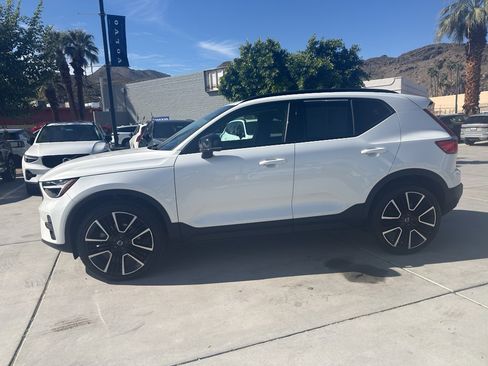 Used 2024 Volvo XC40 B5 Core w/ Protection Package Premier image 4