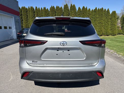 Used 2024 Toyota Highlander LE AWD/4WD image 4