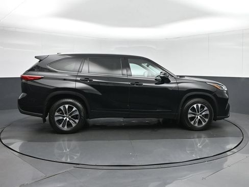 Used 2020 Toyota Highlander XLE AWD/4WD image 8