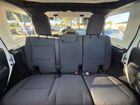 Used 2025 Jeep Wrangler Unlimited Rubicon image 34