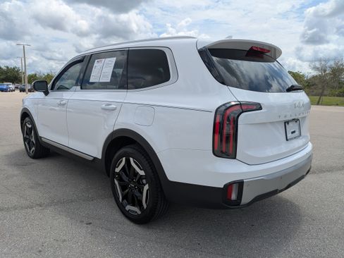 Used 2024 Kia Telluride EX w/ EX Captain's Chair Package FWD image 7