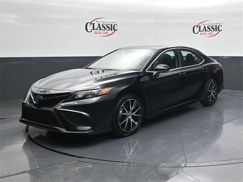 Used 2024 Toyota Camry SE image 3