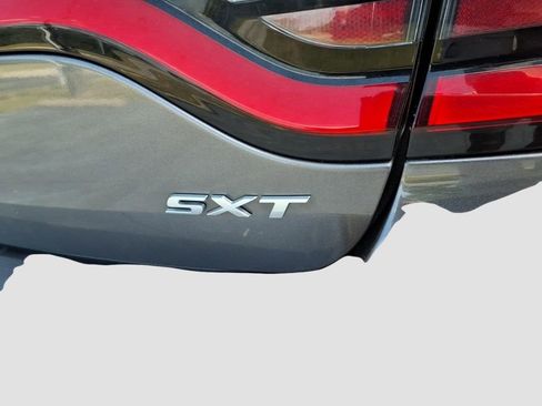 Used 2018 Dodge Charger SXT RWD image 10