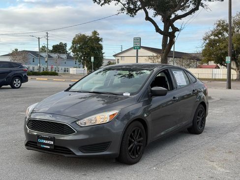 Used 2018 Ford Focus SE image 2