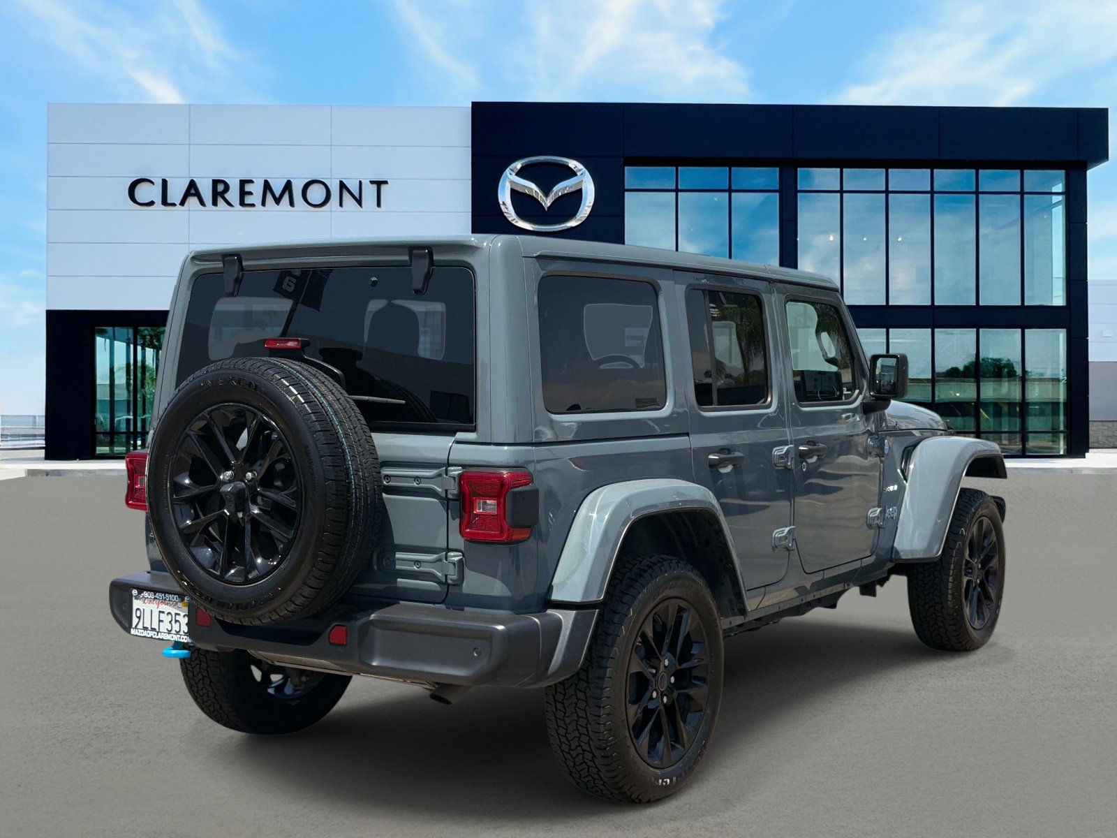 Used 2024 Jeep Wrangler Unlimited Sahara w/ Technology Group AWD/4WD image 5