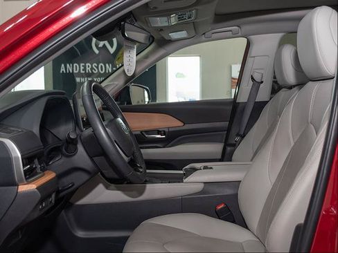Used 2024 Toyota Grand Highlander AWD image 9