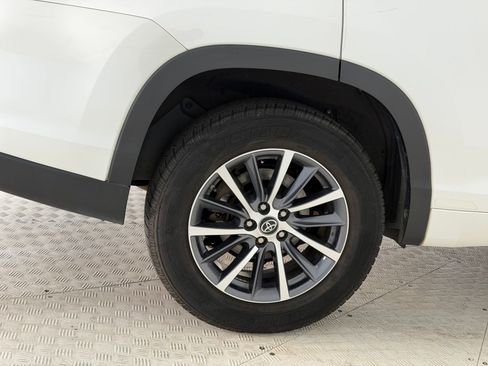 Used 2018 Toyota Highlander XLE image 12