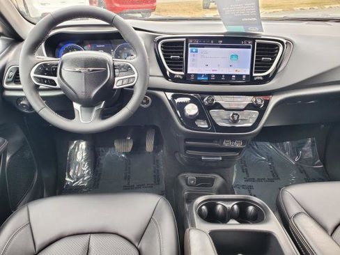 Used 2025 Chrysler Pacifica Select image 21