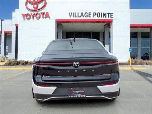 New 2025 Toyota Crown Platinum image 3