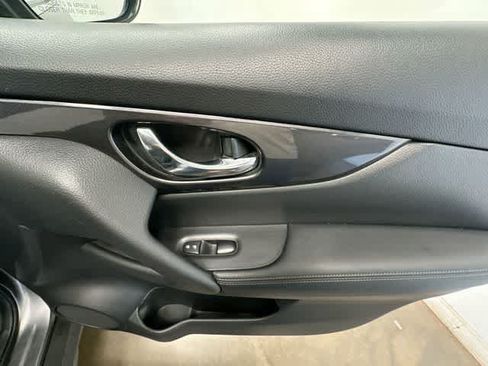 Used 2018 Nissan Rogue SV AWD/4WD image 22